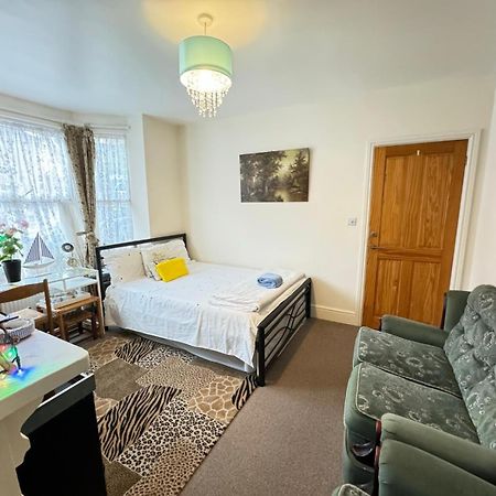 Big Private Room In Town Centre Істлі Екстер'єр фото