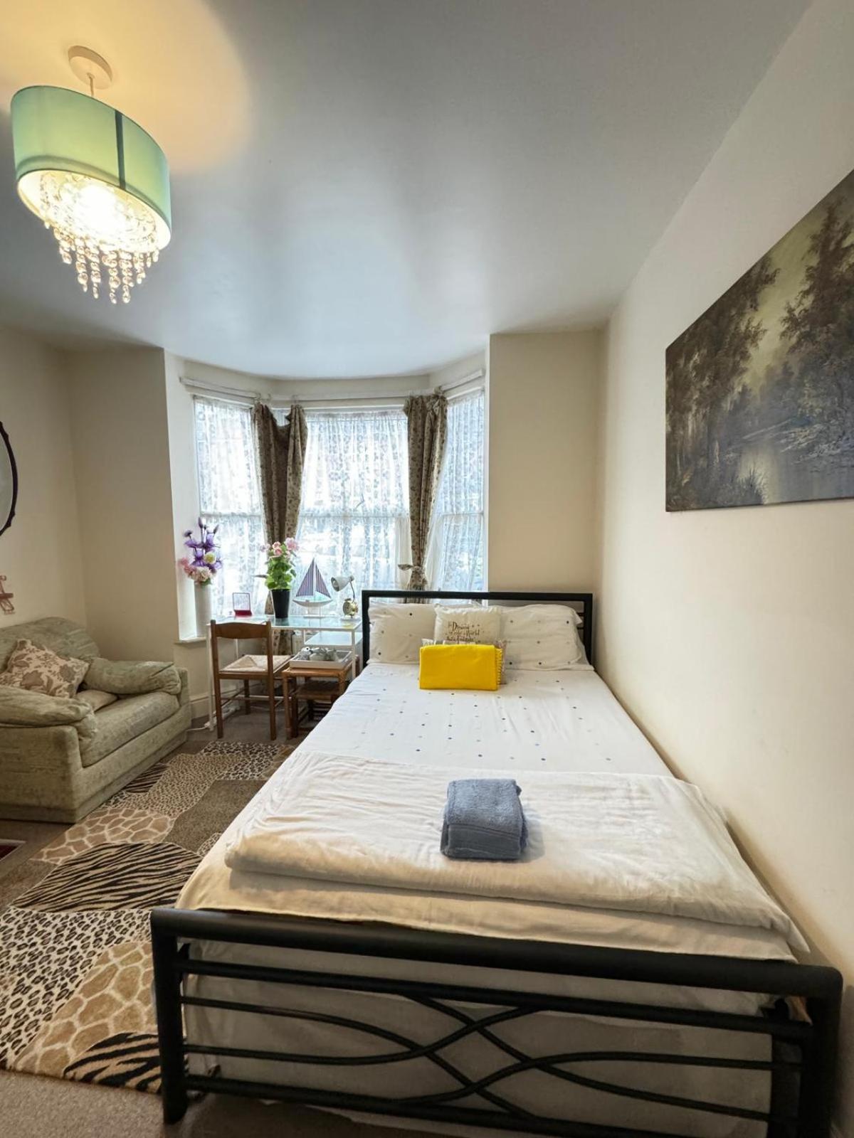 Big Private Room In Town Centre Істлі Екстер'єр фото