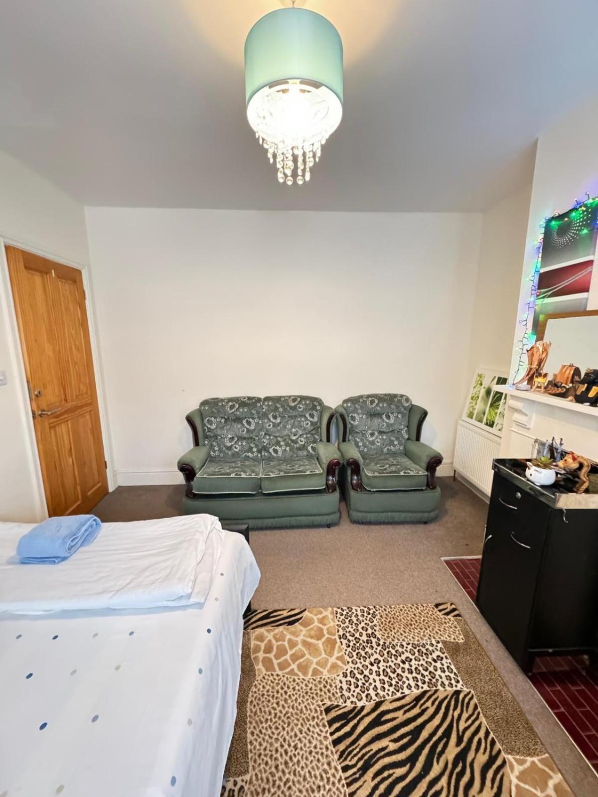Big Private Room In Town Centre Істлі Екстер'єр фото