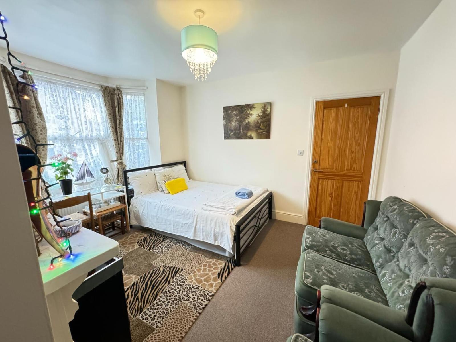 Big Private Room In Town Centre Істлі Екстер'єр фото